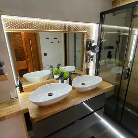 Luxury Apartment *